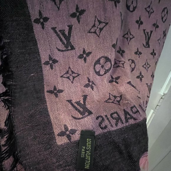 Louis Vuitton Monogram Shawl - Picture 9 of 9